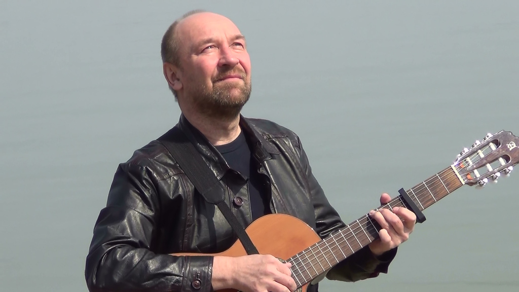 Я на набережной с гитарой.jpg Я на набережной с гитарой.jpg