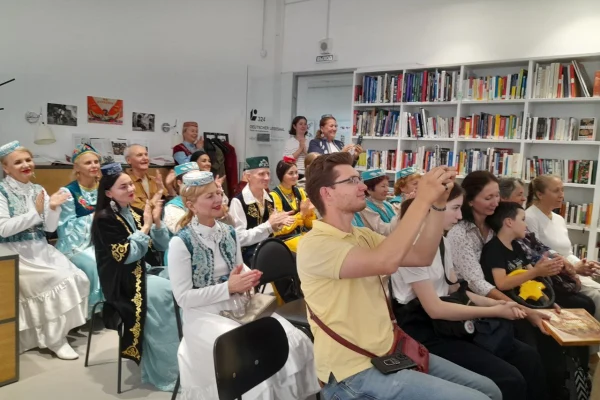 В библиотеке  открылась  фотовыставка «Цвети, священная земля моя!», приуроченная к празднованию Дня Республики Татарстан