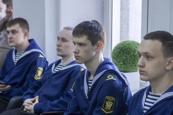 В библиотеке открылась выставка «Героев родные глаза»