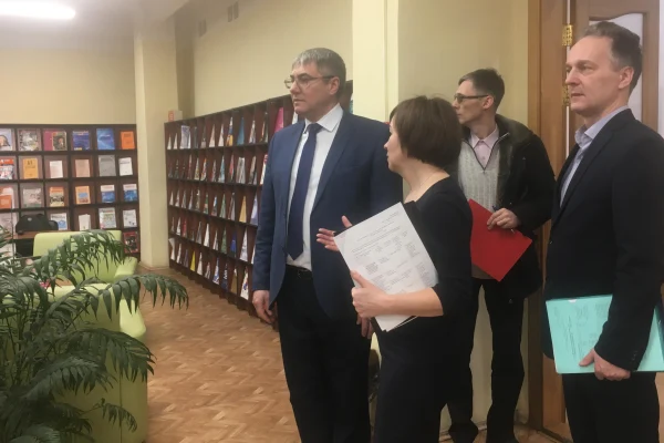 Юрий Зимняков посетил библиотеку