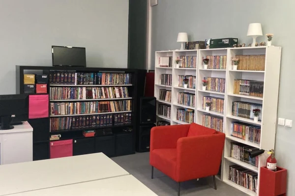 Читать книги. А что еще можно делать в библиотеке?