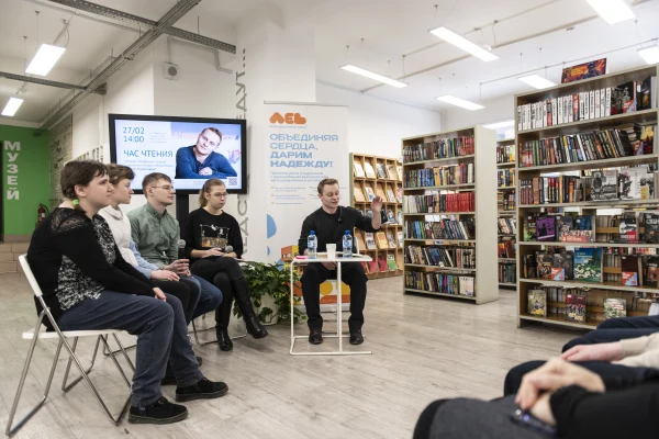 «От книгодарения к интеграции: «Час чтения» в библиотеке»