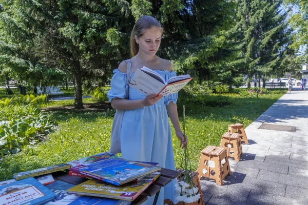 «Библиотека на траве»: июнь с книгой под открытым небом