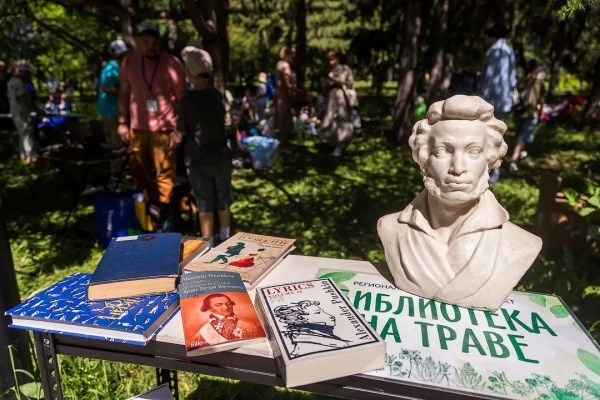 «Библиотека на траве»: июнь с книгой под открытым небом