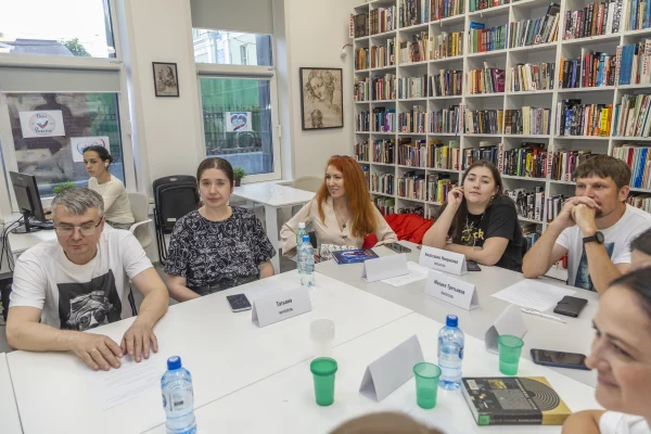 Писатели и читатели встретились за круглым столом в НГОНБ