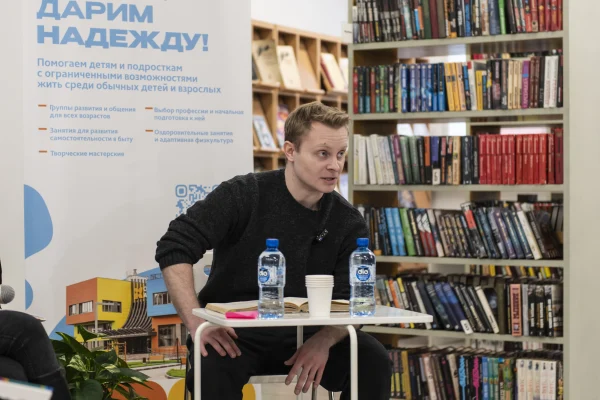 «От книгодарения к интеграции: «Час чтения» в библиотеке»