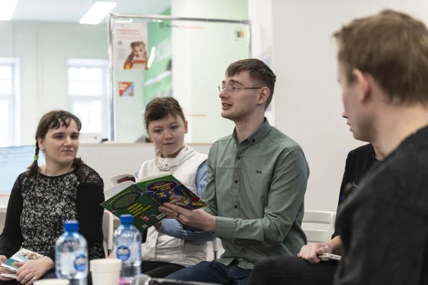 «От книгодарения к интеграции: «Час чтения» в библиотеке»