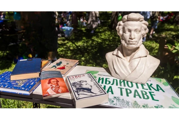 «Библиотека на траве»: июнь с книгой под открытым небом