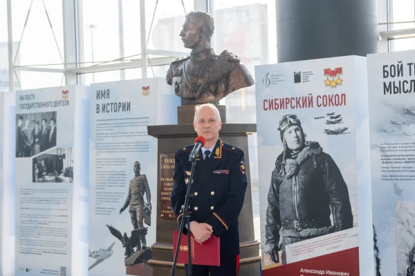 В Новосибирске в аэропорту Толмачёво открылась обновлённая выставка в честь легендарного лётчика Александра Покрышкина