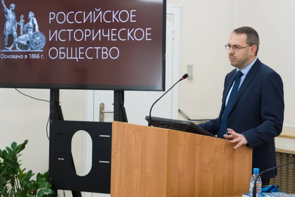 В библиотеке собрались ведущие ученые-историки