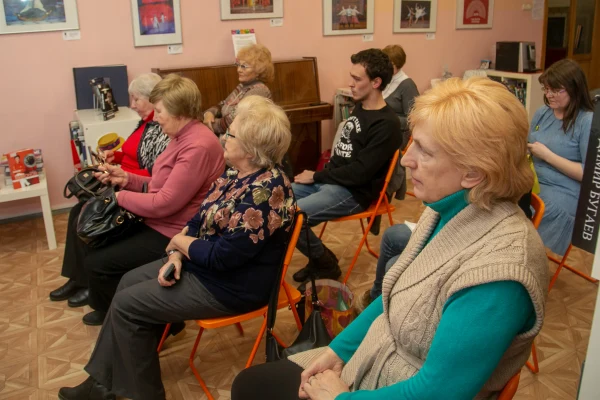 В Областной научной библиотеке учат различать течения современного искусства