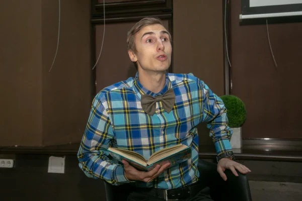 Актёры Театра кукол прочли «Королевство кривых зеркал» 19 марта
