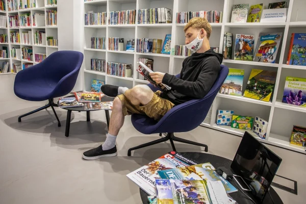 Читать книги. А что еще можно делать в библиотеке?