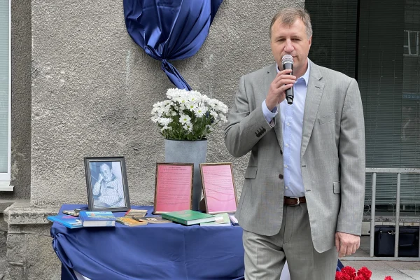 Память журналиста Валерия Тарасова увековечили в Новосибирске