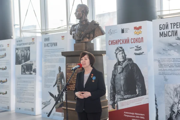 В Новосибирске в аэропорту Толмачёво открылась обновлённая выставка в честь легендарного лётчика Александра Покрышкина