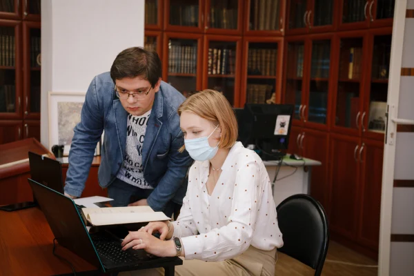 Началась научно-исследовательская практика студентов на базе отдела ценных и редких книг НГОНБ