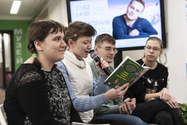 «От книгодарения к интеграции: «Час чтения» в библиотеке»