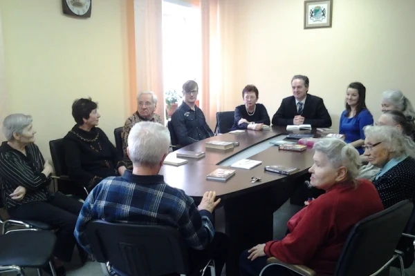 В Новосибирске ветеранам читают вслух стихи любимых поэтов