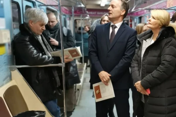 Выставка, посвященная 90-летию библиотеки, открылась в новосибирском метрополитене. 