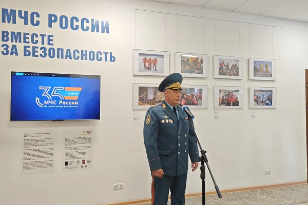 В НГОНБ открылась выставка в честь 35-летия МЧС России