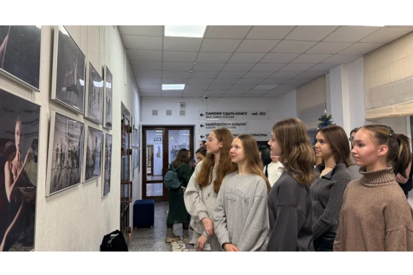 В галерее «Формуляр» НГОНБ открылась фотовыставка «Внутри танца» к 80-летию НОВАТа