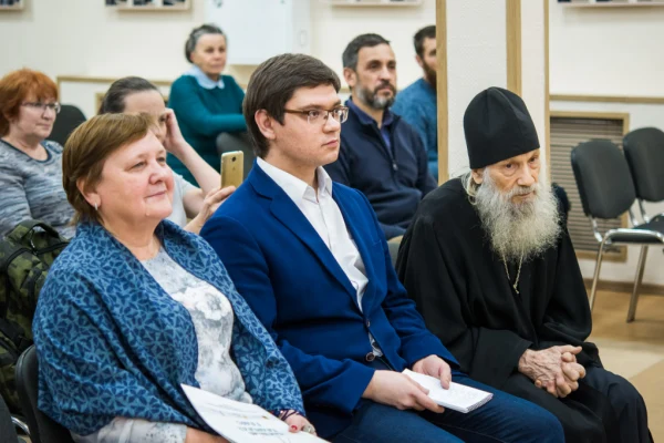 Старинные колокола звучали в библиотеке